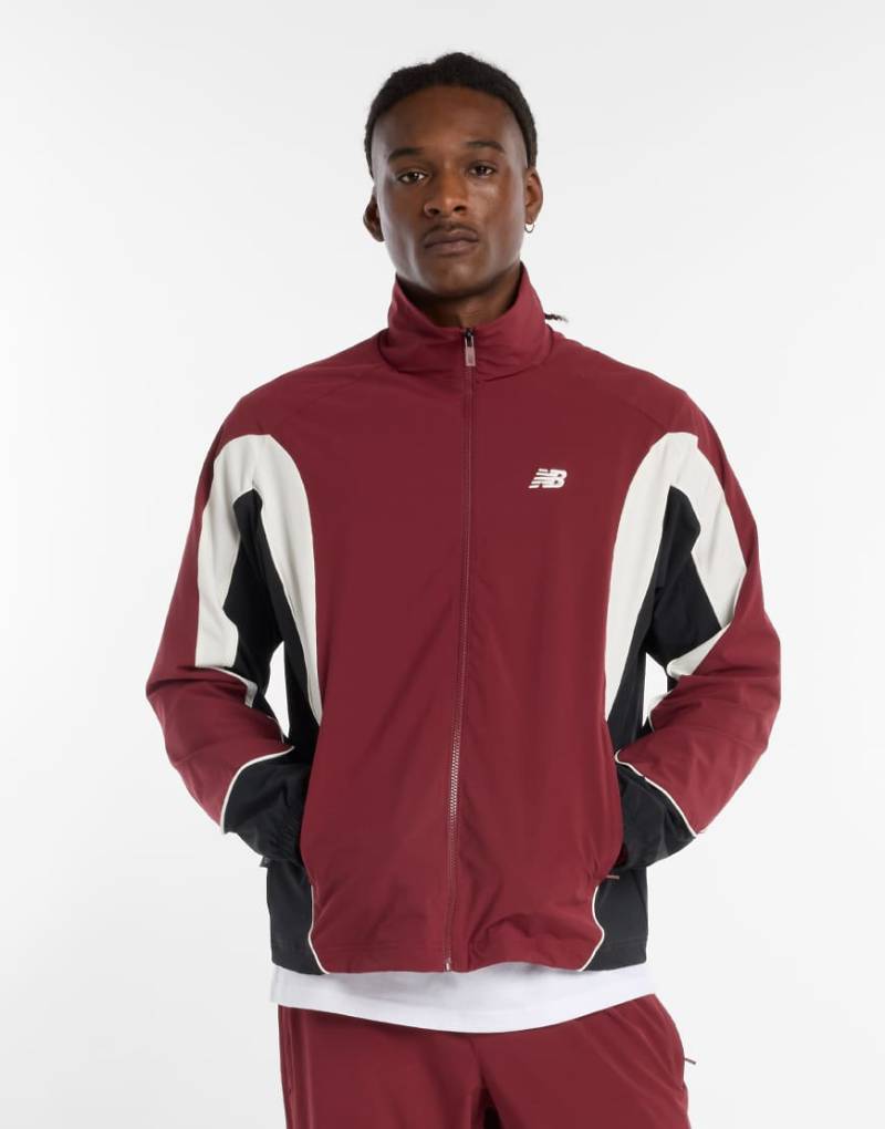 New Balance - In Game - Gewebte Trainingsjacke in Burgunderrot von New Balance