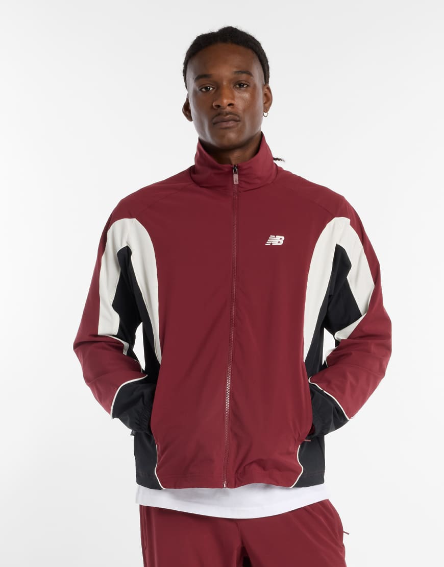 New Balance - In Game - Gewebte Trainingsjacke in Monarch-Burgunderrot New Balance - In Game - Gewebte Trainingsjacke in Monarch-Burgunderrot von New Balance