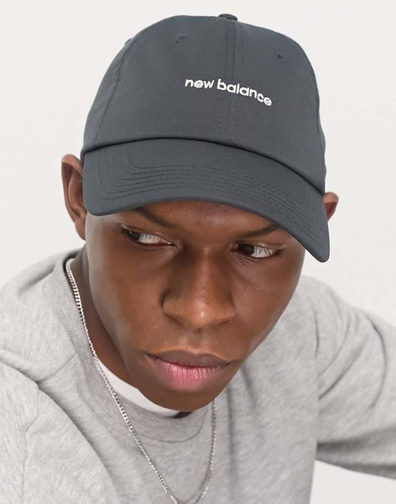 New Balance - Kappe in Anthrazit mit linearem Logo-Grau von New Balance