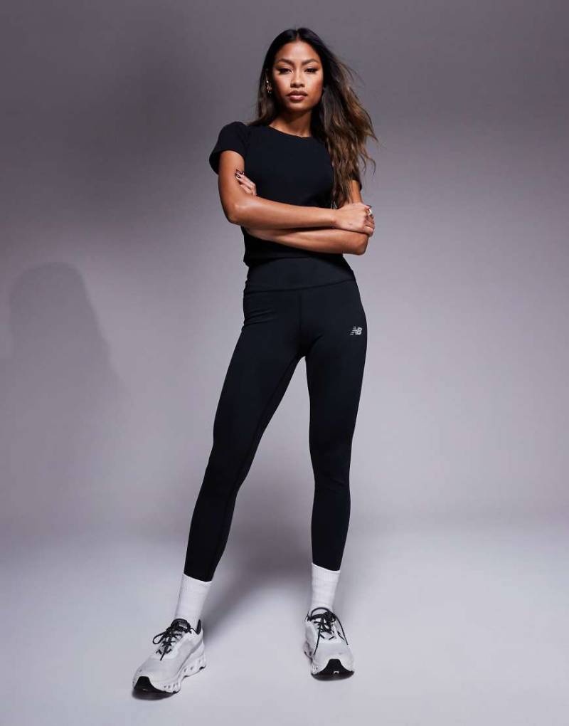 New Balance - Leggings in Schwarz mit hohem Bund New Balance - Leggings in Schwarz mit hohem Bund von New Balance