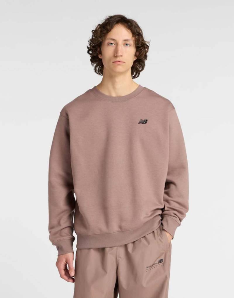 New Balance - Linear - Fleece-Sweatshirt in brauner Schatten mit Print und Rundhalsausschnitt-Brown von New Balance