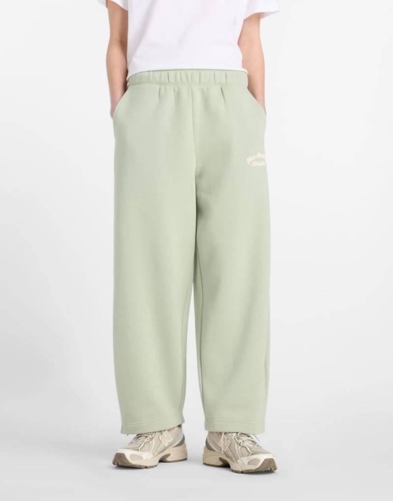 New Balance - Linear Heritage - Fleece-Hose mit Schlangenmuster und abgerundetem Beinschnitt-Grün von New Balance