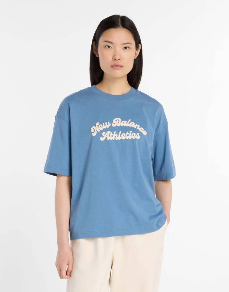 New Balance - Linear Heritage - Oversize-T-Shirt in Blau New Balance - Linear Heritage - Oversize-T-Shirt in Blau von New Balance