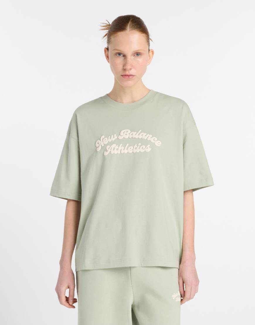 New Balance - Linear Heritage - Oversize-T-Shirt in Garter Snake-Grün von New Balance