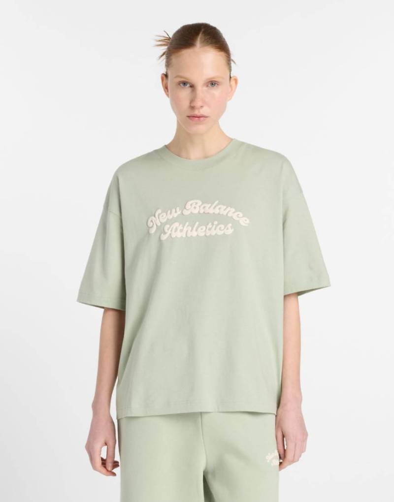 New Balance - Linear Heritage - Oversize-T-Shirt in Garter Snake-Grün von New Balance