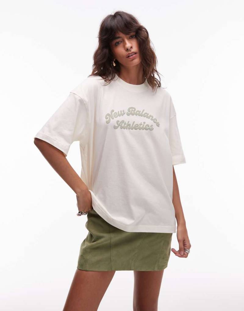 New Balance - Linear Heritage - Oversize-T-Shirt in Permafrost-Weiß von New Balance