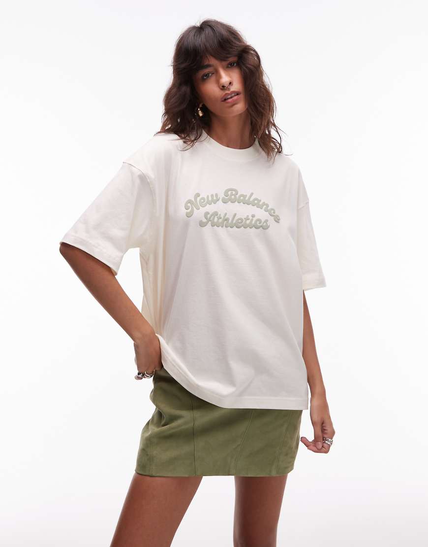 New Balance - Linear Heritage - Oversize-T-Shirt in Permafrost-Weiß von New Balance