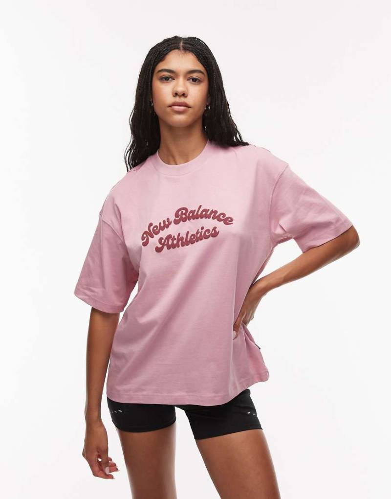 New Balance - Linear Heritage - Oversize-T-Shirt in Rosa von New Balance
