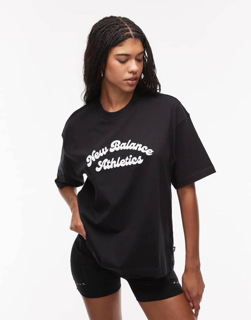 New Balance - Linear Heritage - Oversize-T-Shirt in Schwarz von New Balance