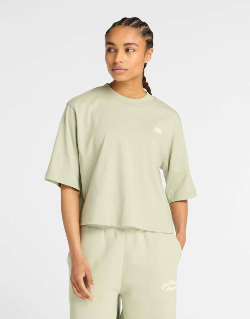 New Balance - Linear Heritage - Relaxed-T-Shirt in Garter Snake-Grün von New Balance