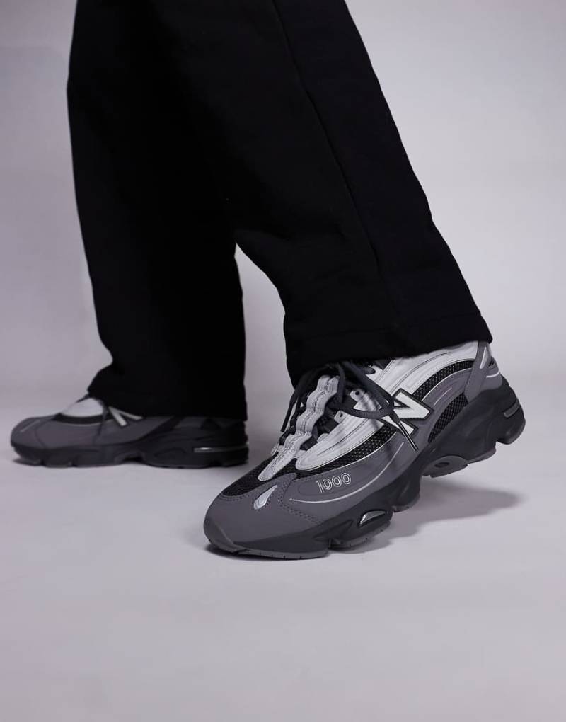 New Balance - M1000 - Unisex-Sneaker in Grau und Schwarz von New Balance