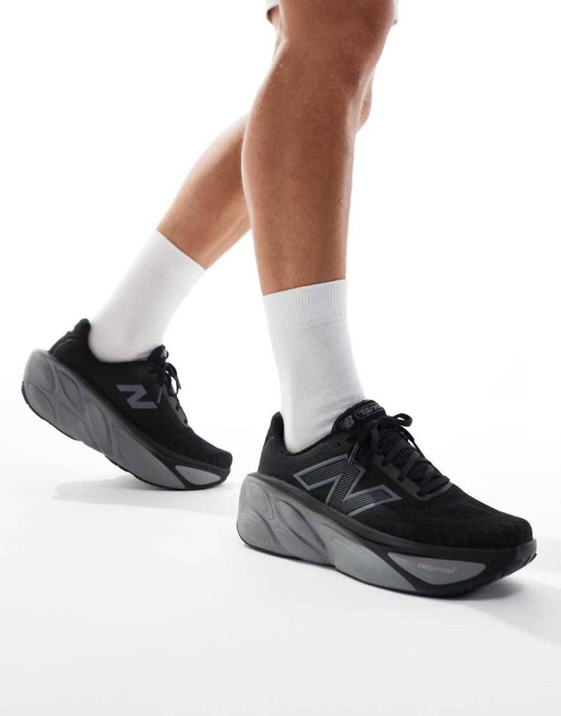 New Balance - More - Laufschuhe in Schwarz und Weiß von New Balance