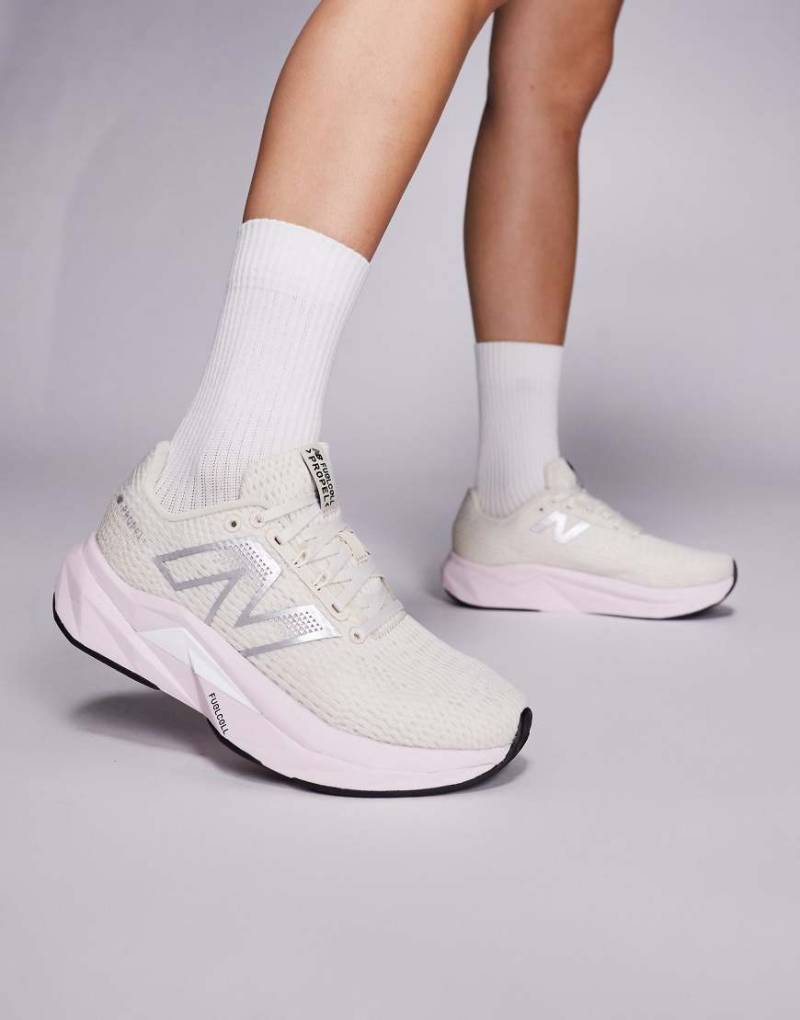 New Balance - Propel - Laufschuhe in Beige und Rosa-Neutral von New Balance