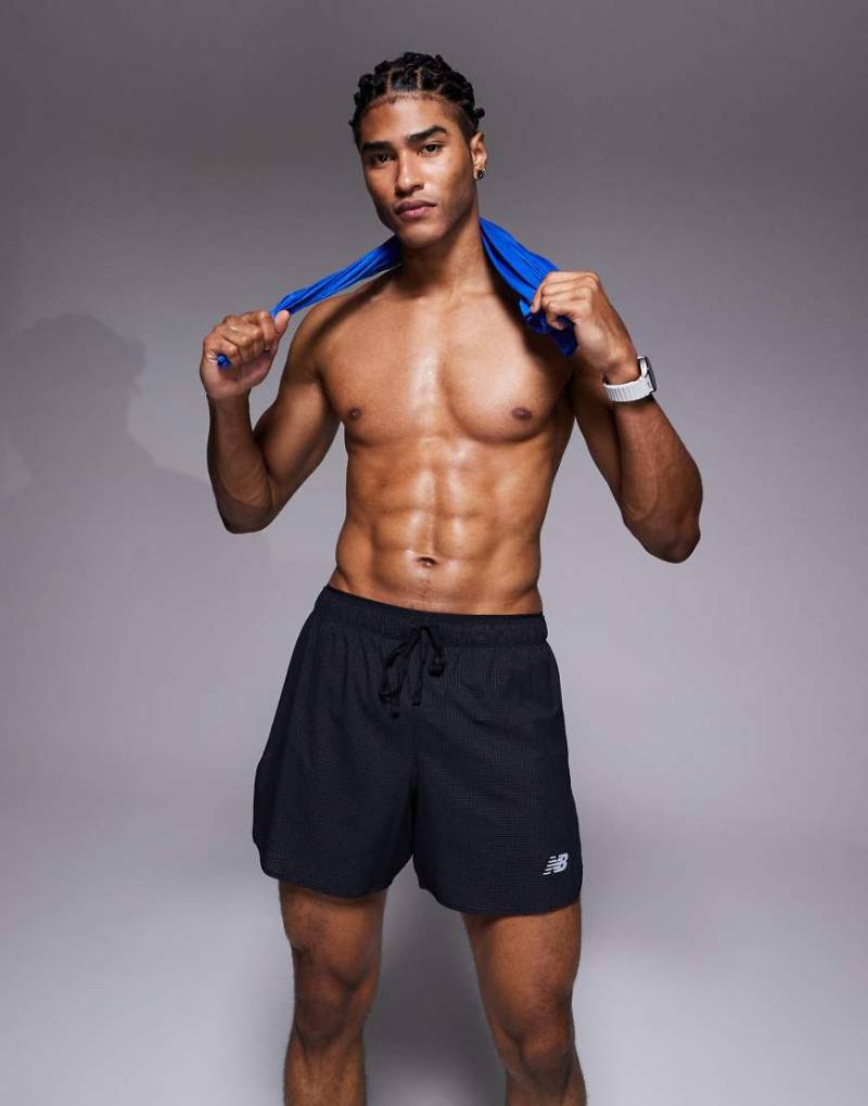 New Balance - RC - Superleichte Shorts in Schwarz mit Schlitz, 5 Zoll Schrittlänge von New Balance