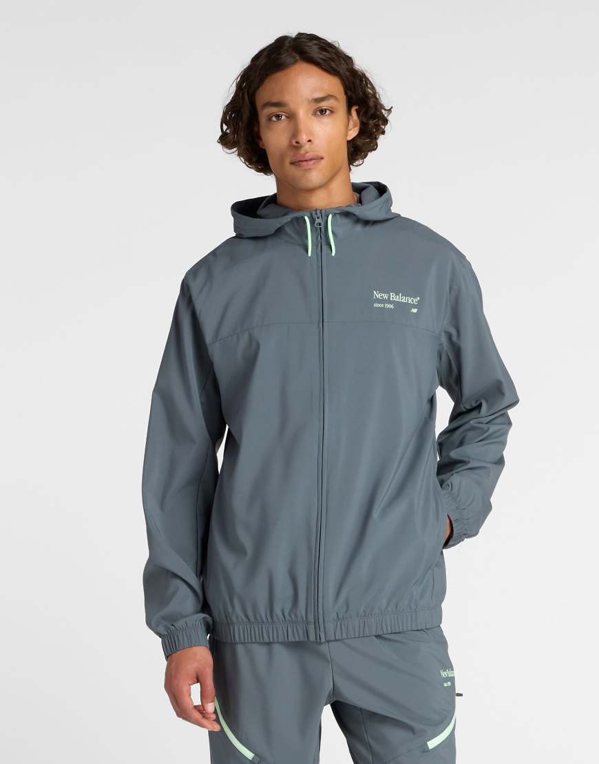 New Balance - Reimagined - Gewebte Jacke in Grau mit Grafikprint von New Balance