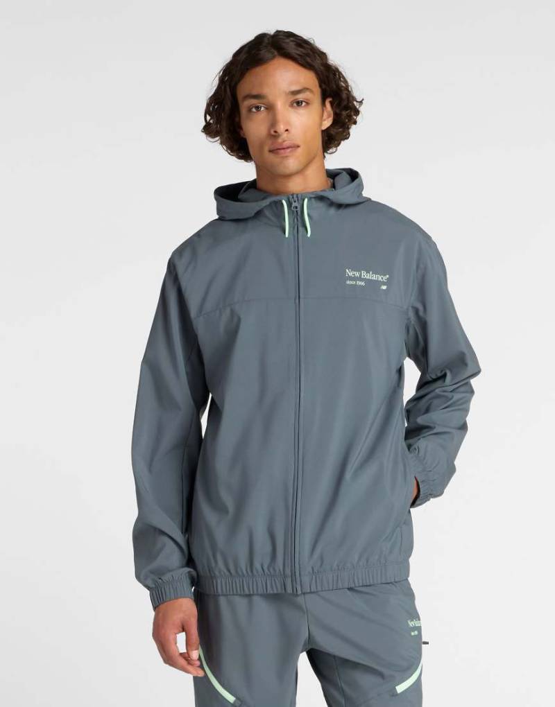 New Balance - Reimagined - Gewebte Jacke in Grau mit Grafikprint von New Balance