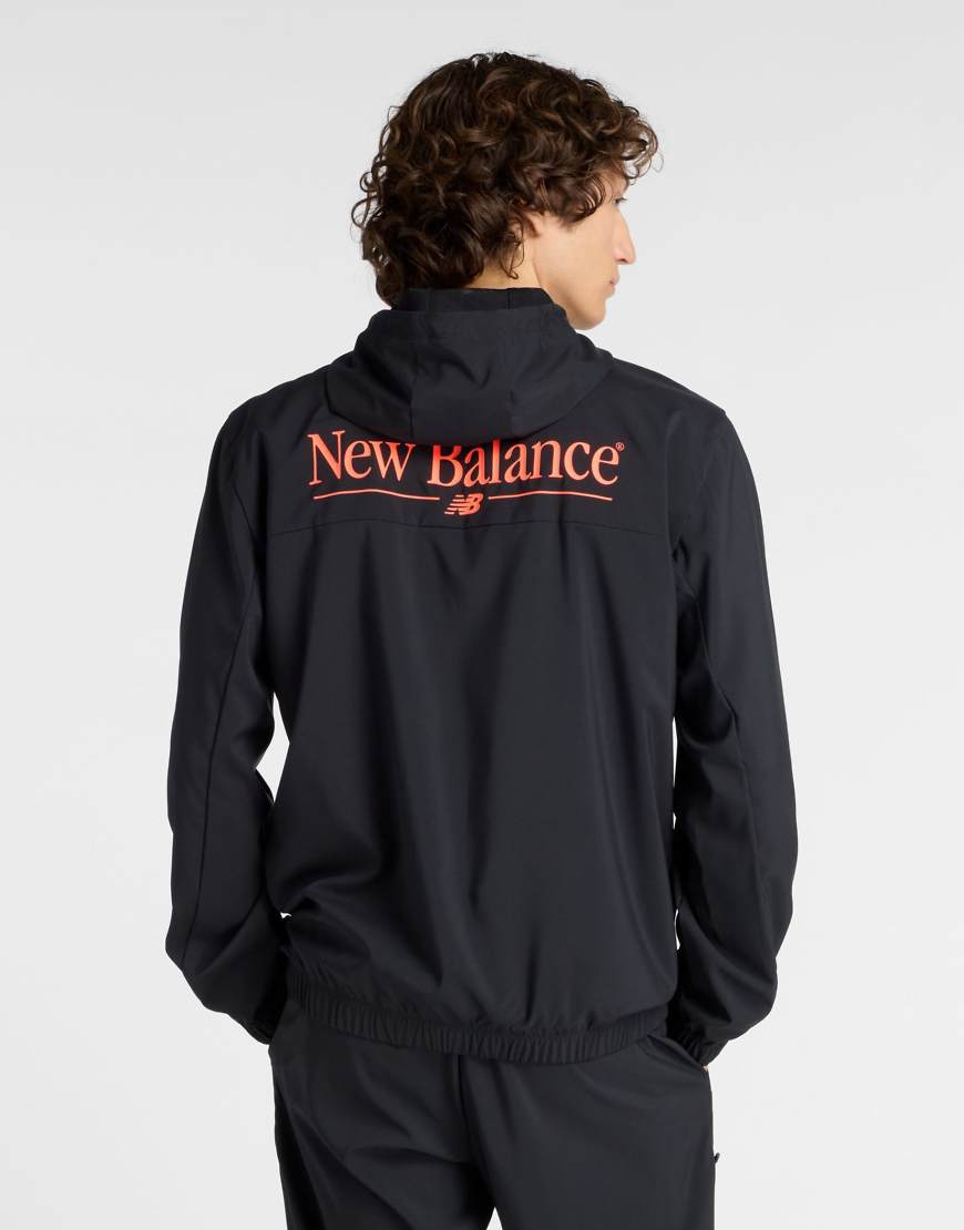 New Balance - Reimagined - Gewebte Jacke in Schwarz mit Print von New Balance
