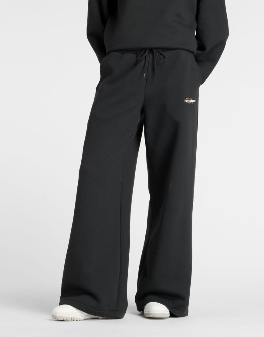 New Balance - Reimagined - Weite Fleece-Hose in Schwarz von New Balance