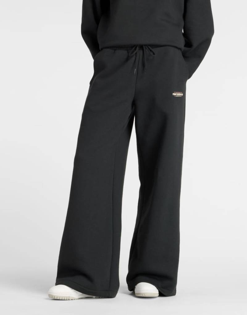 New Balance - Reimagined - Weite Fleece-Hose in Schwarz von New Balance