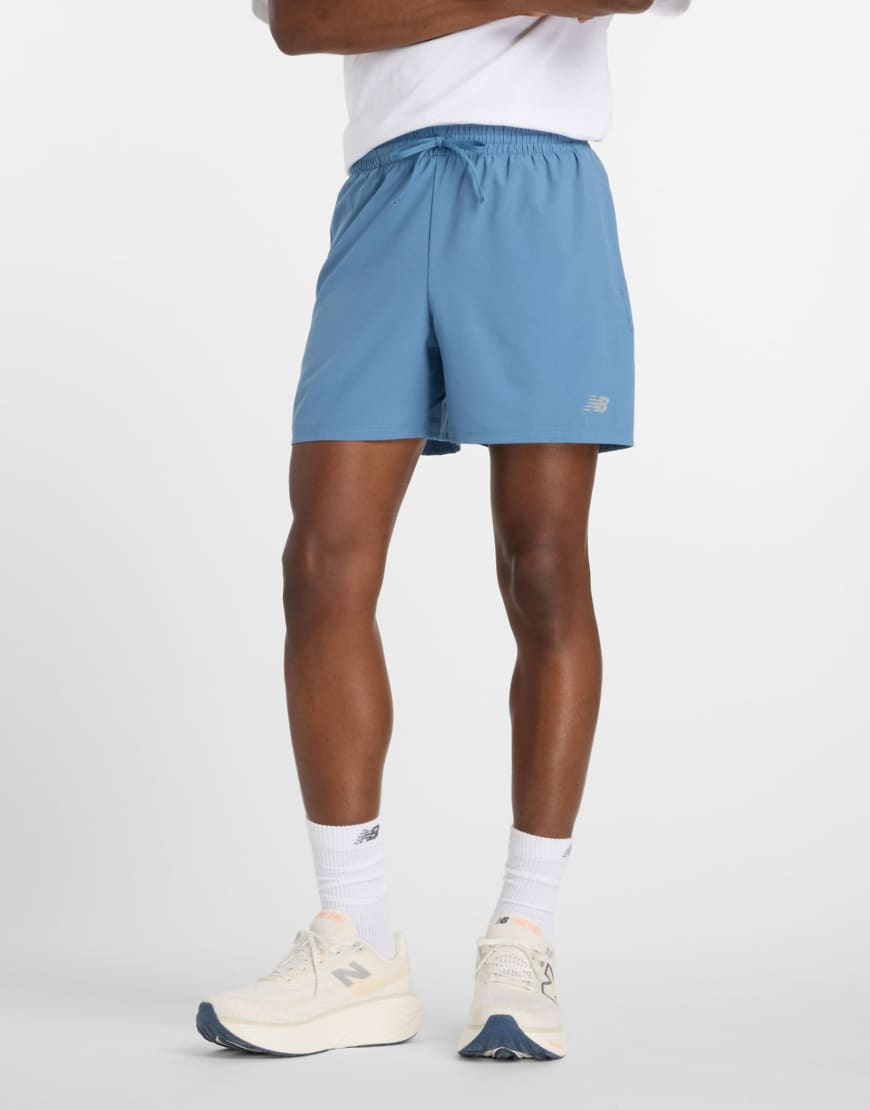 New Balance - Sport Essential - Shorts in Blau, 5 Zoll Schrittlänge New Balance - Sport Essential - Shorts in Blau, 5 Zoll Schrittlänge von New Balance