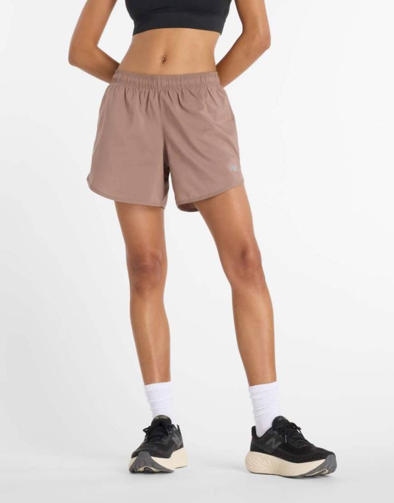 New Balance - Sport Essential - Shorts in brauner Schatten, 5 Zoll Schrittlänge-Brown von New Balance