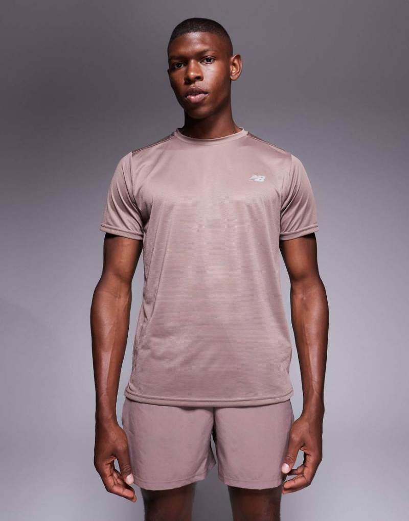 New Balance - Sport Essential - T-Shirt in Braun-Brown von New Balance