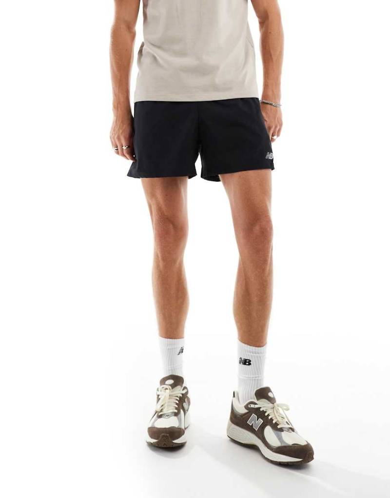 New Balance - Sport Essentials - Gefütterte Shorts in Schwarz, 5 Zoll Schrittlänge New Balance - Sport Essentials - Gefütterte Shorts in Schwarz, 5 Zoll Schrittlänge von New Balance