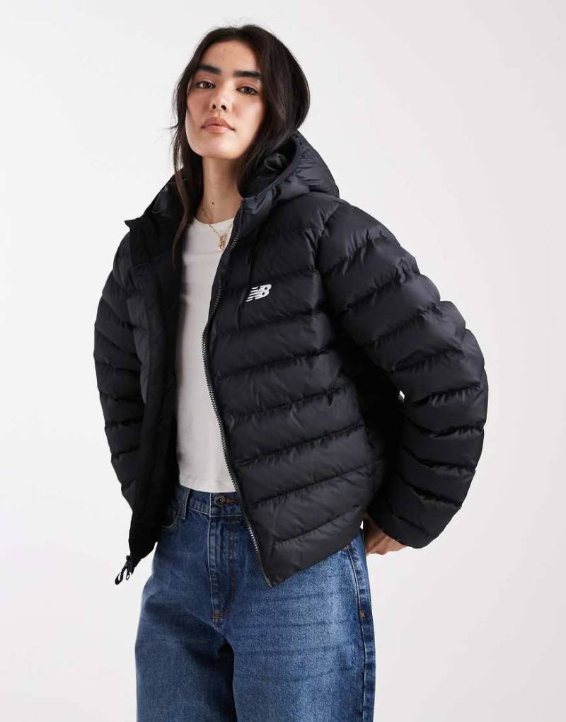 New Balance - Sport Essentials - Pufferjacke in Schwarz mit Kapuze von New Balance