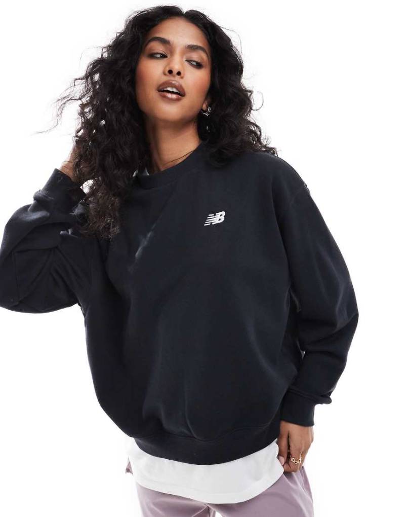 New Balance - Sport Essentials - Pullover aus French-Terry in Schwarz mit Rundhalsausschnitt von New Balance