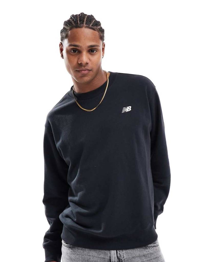 New Balance - Sport Essentials - Pullover aus French-Terry in Schwarz mit Rundhalsausschnitt von New Balance
