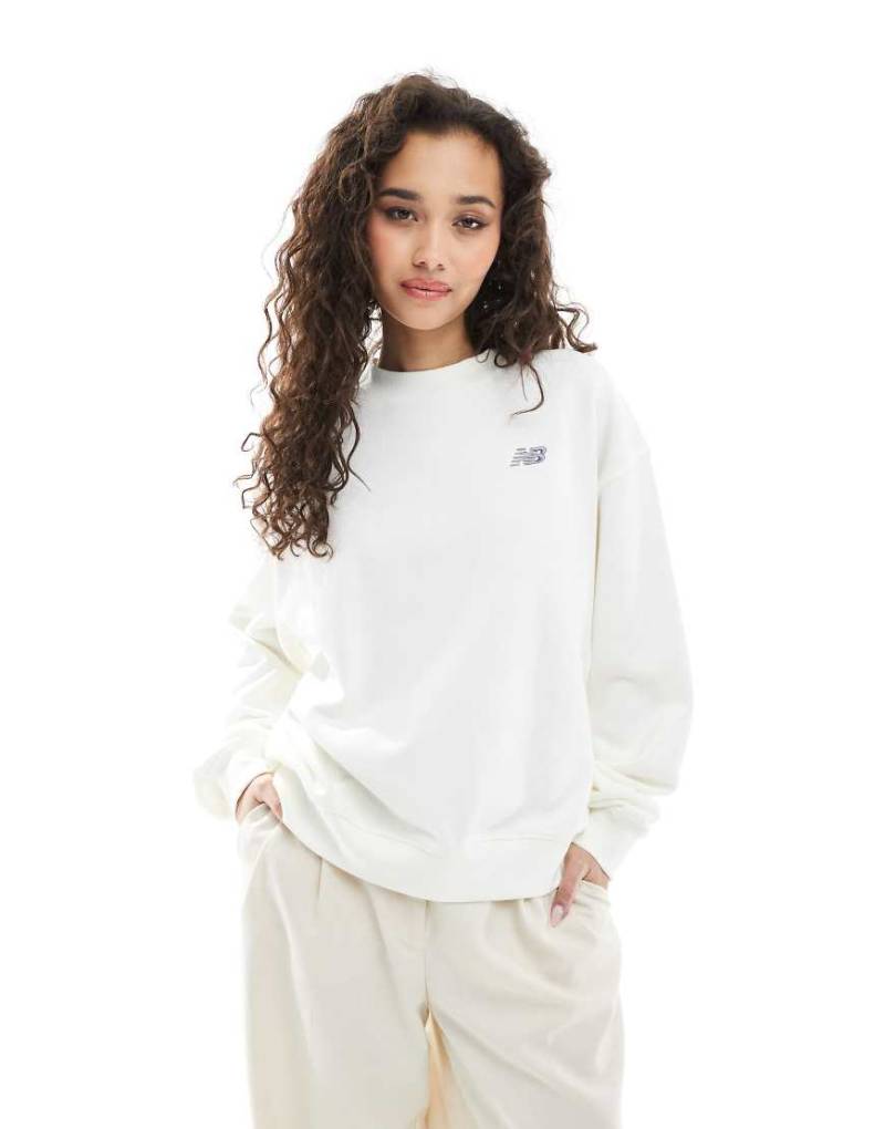 New Balance - Sport Essentials - Pullover aus French-Terry in Weiß mit Rundhalsausschnitt von New Balance