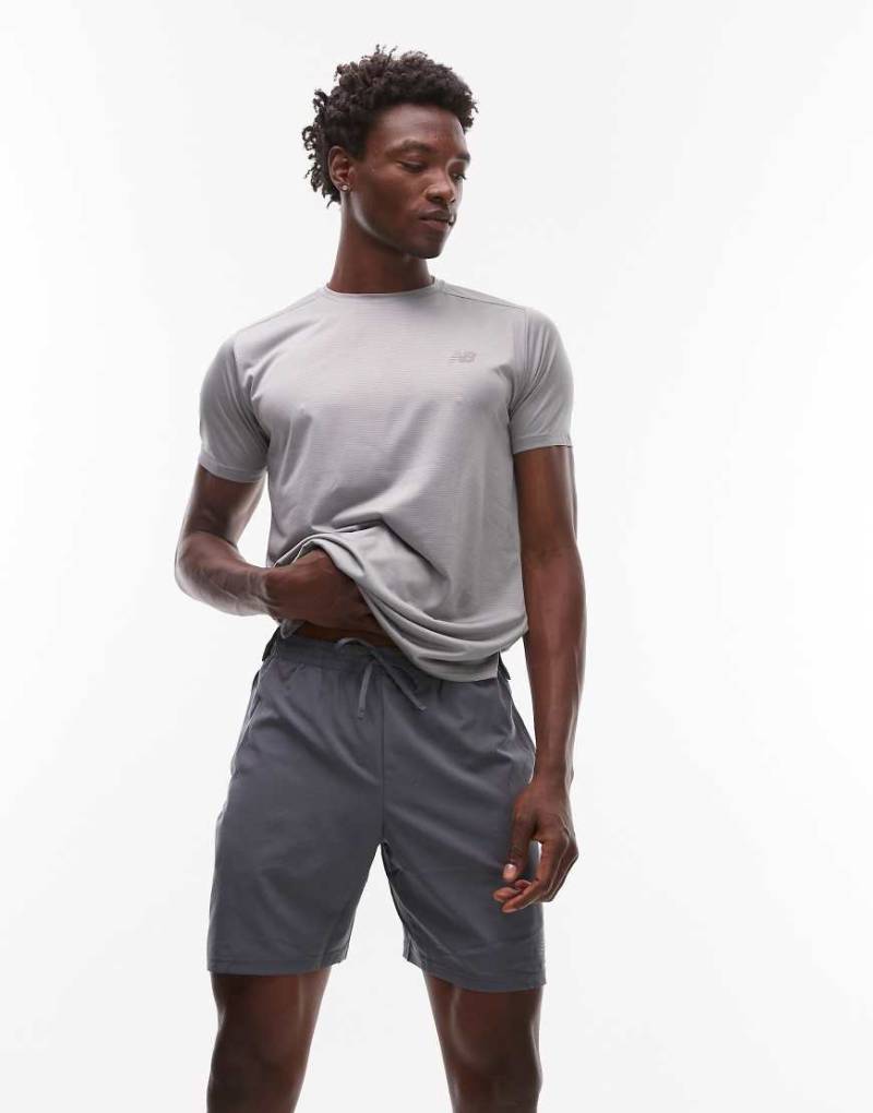 New Balance - Sport Essentials - Shorts in Graphit, 7 Zoll Schrittlänge-Grau von New Balance