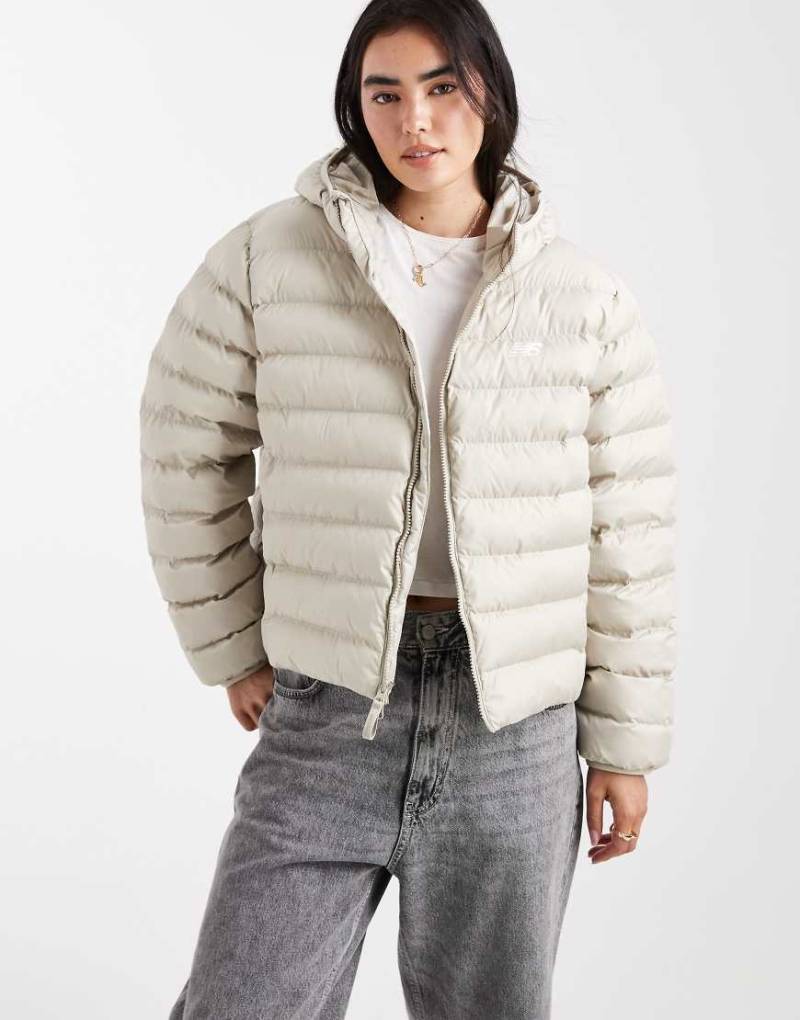 New Balance - Sport Essentials - Pufferjacke in Grau mit Kapuze von New Balance