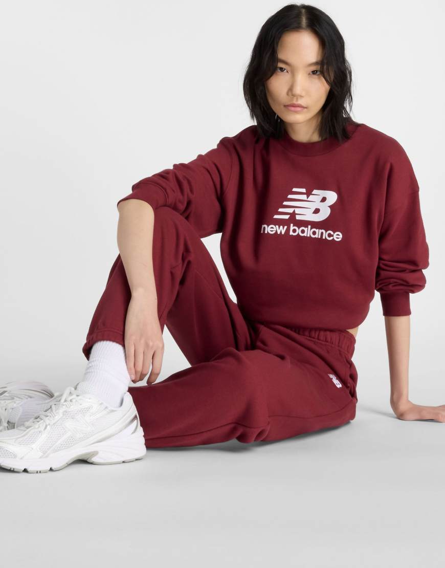 New Balance - Sport Essentials - Sweatshirt aus Frottee in Monarch-Burgunderrot mit Logo und Rundhalsausschnitt von New Balance