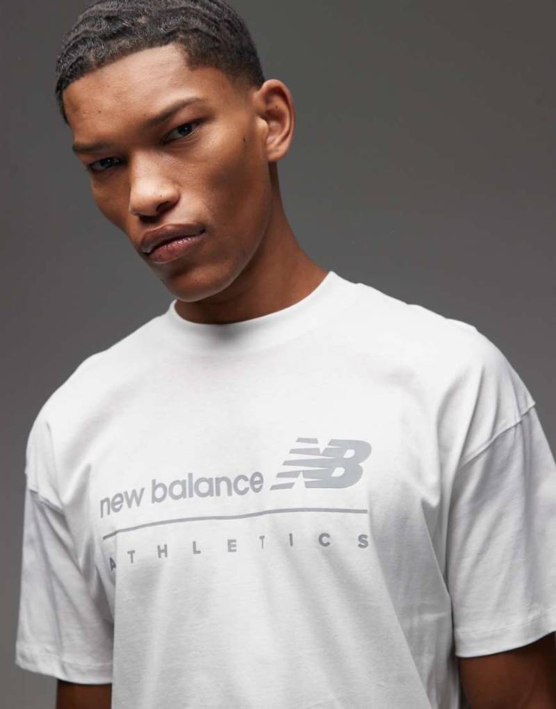 New Balance - T-Shirt in Beige mit Grafik-Neutral von New Balance