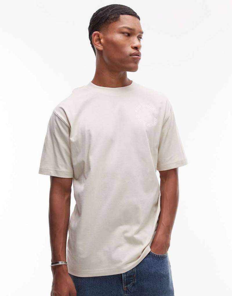 New Balance - T-Shirt in Beige mit rundem Logo-Rückenprint-Neutral von New Balance