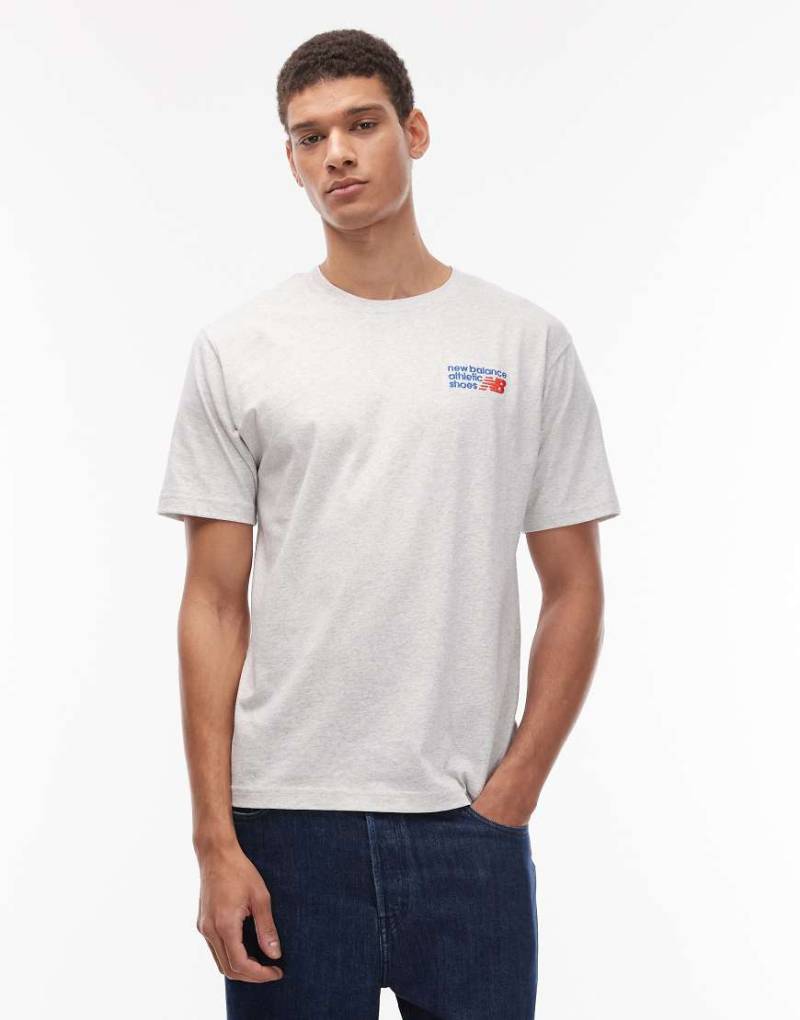 New Balance - T-Shirt in Hellgrau mit „Athletics"-Logo-Weiß von New Balance