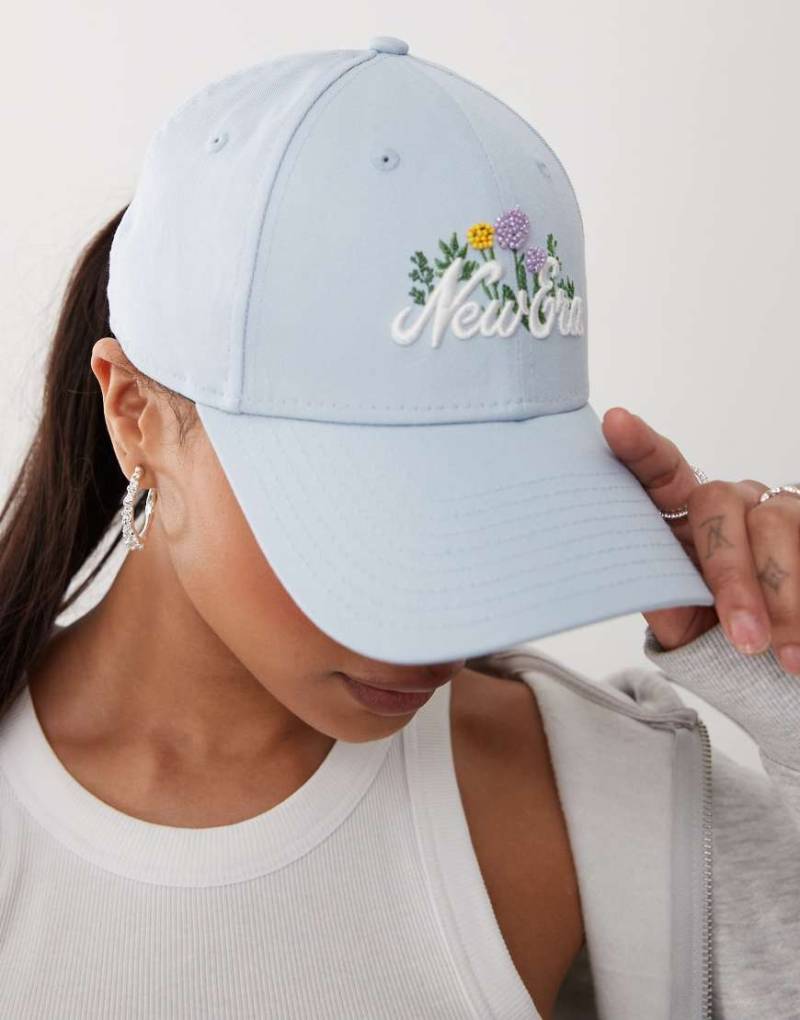 New Era - 9forty - Kappe in Hellblau mit perlenbesetztem, floralem, gesticktem Logo-Schriftzug New Era - 9forty - Kappe in Hellblau mit perlenbesetztem, floralem, gesticktem Logo-Schriftzug von New Era