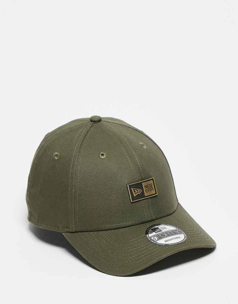 New Era - 9Forty - Kappe in Khaki mit Logo-Etikett aus Metall-Grün von New Era