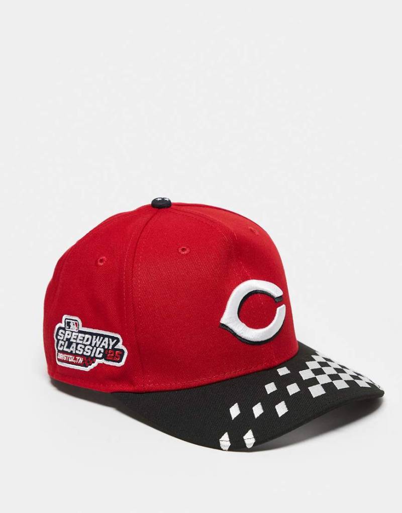New Era - 9Seventy - Stretch-Snapback-Cap in Rot mit Speedway-Logo-Detail von New Era