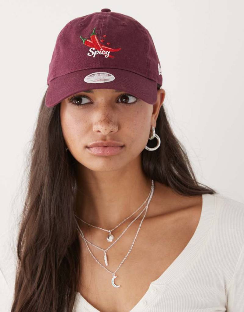 New Era - 9Twenty - Damen-Kappe in Burgunderrot mit Frucht-Logo von New Era