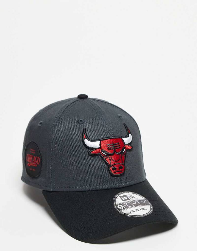 New Era - Chicago Bulls 9Forty - Kappe in Grau mit kontrastierendem schwarzem Schirm-Bunt von New Era