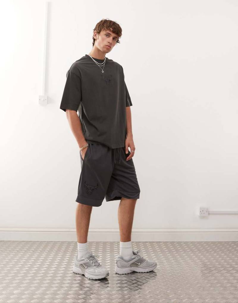 New Era - Chicago Bulls - Farblich abgestimmte Netzstoff-Shorts in Anthrazit-Grau von New Era