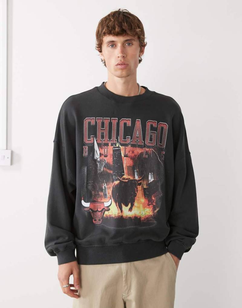 New Era - Chicago Bulls - Oversize-Sweatshirt in gewaschenem Schwarz von New Era