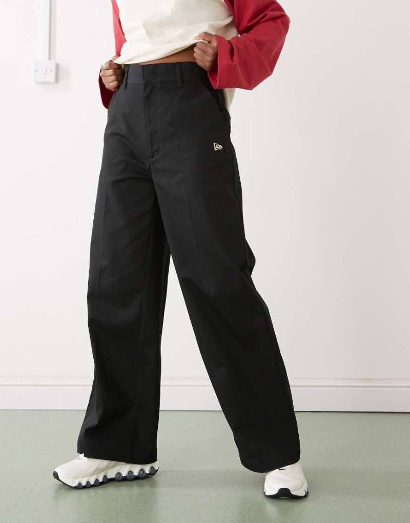 New Era - Chinohose in Schwarz mit weitem Bein New Era - Chinohose in Schwarz mit weitem Bein von New Era