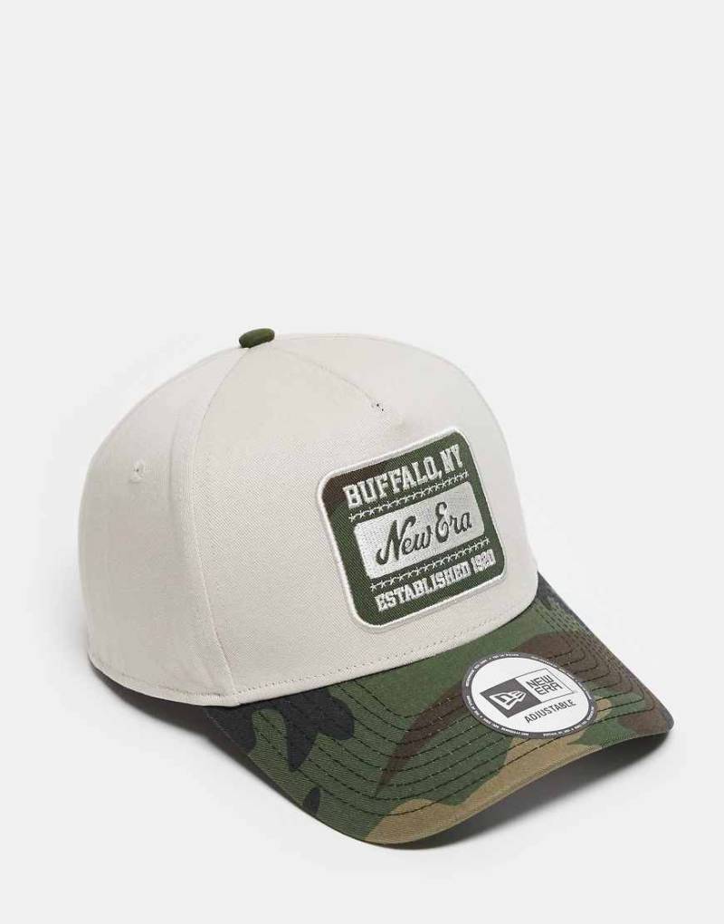 New Era - E-Frame - Kappe in Beige mit Logo-Aufnäher und Schild mit Military-Muster-Bunt von New Era