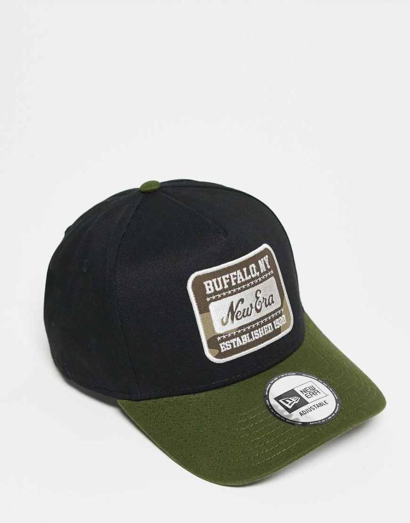 New Era - E-Frame - Kappe in Schwarz mit Kontrast-Schirm in Khaki und Patch-Logo mit Military-Muster-Bunt von New Era