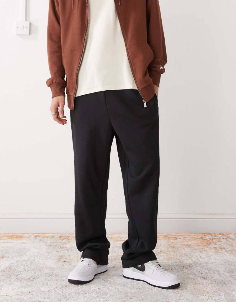 New Era - Jogginghose in Schwarz mit geradem Schnitt von New Era