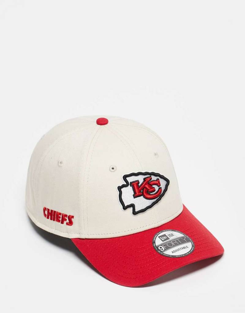 New Era - Kansas City Chiefs 9Forty - Kappe in Weiß/Rot mit farblich abgesetztem Schirm-Bunt von New Era