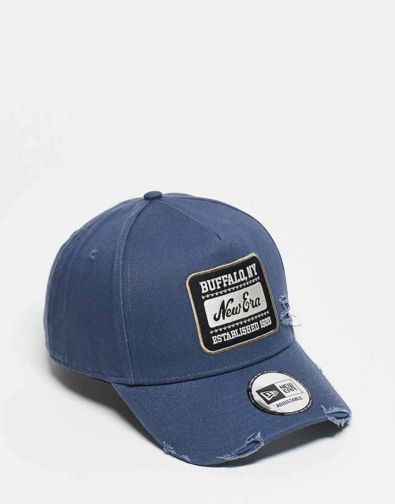 New Era - Kappe in Blau mit Logo-Aufnäher und Used-Optik von New Era